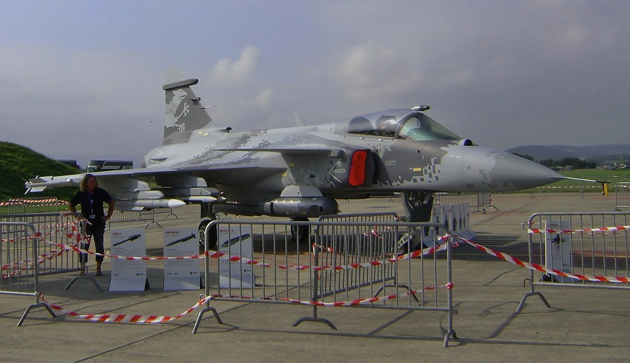 Brazil has achieved a major milestone in aerospace manufacturing as Embraer, in partnership with Saab and the Brazilian Air Force, officially presented the first Gripen E fighter jet produced locally.