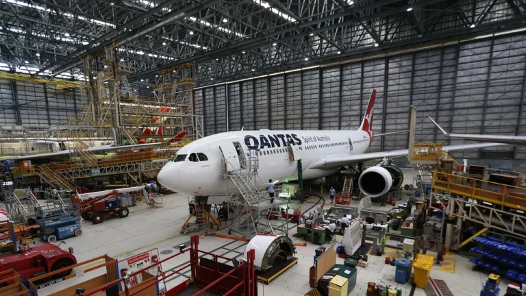 Qantas Aircraft Maintenance Engineer and Technician Salary in 2026