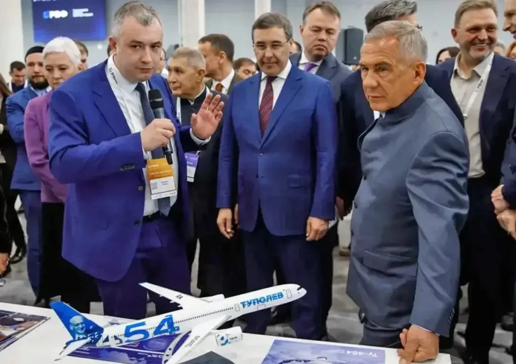 Russian aircraft manufacturer Tupolev (part of United Aircraft Corporation) presented its proposed long-range passenger jet, the Tu-454