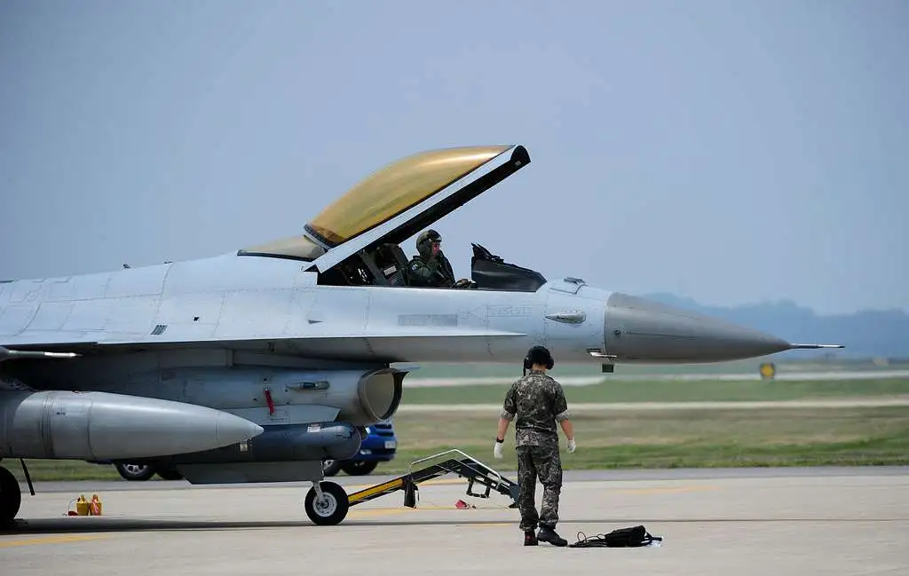A rising number of veteran Air Force pilots are leaving military service for commercial aviation, driven by higher salaries and improved living conditions.
