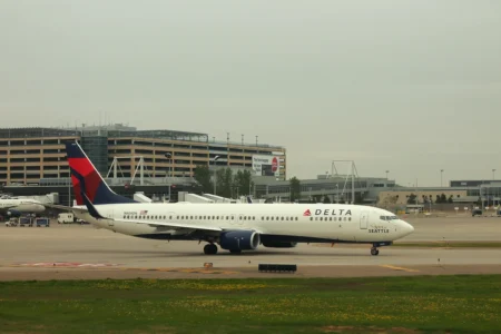 Delta Flight Floods Before Landing at San Francisco, Passengers Walk Through Water