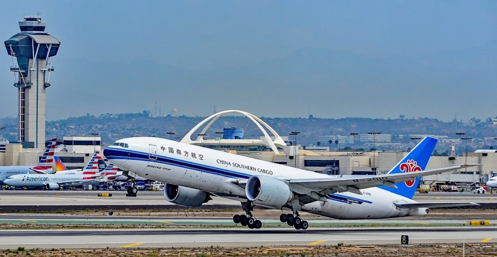Middle East War Sends China’s Top Airlines Into a $1.33 Billion Slump