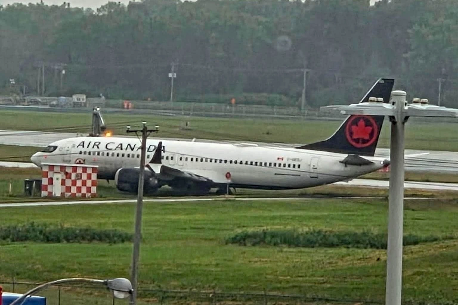 Um Air Canada 737 MAX entra na grama após pousar no aeroporto de Montreal
