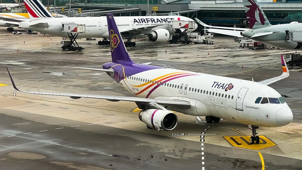 Thai Airways Crew Kicks Off 22 Passengers After Celebrity Chase