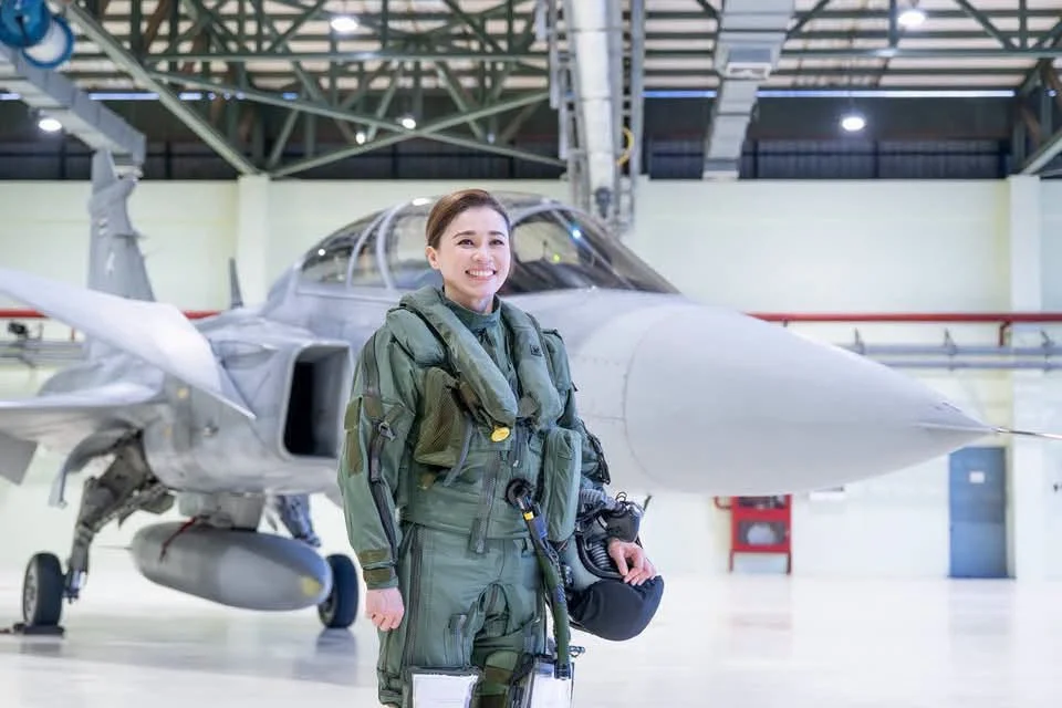 Thailand’s Queen Suthida Flies Saab Gripen Fighter Solo for 1st Time After 10 Hours of Training